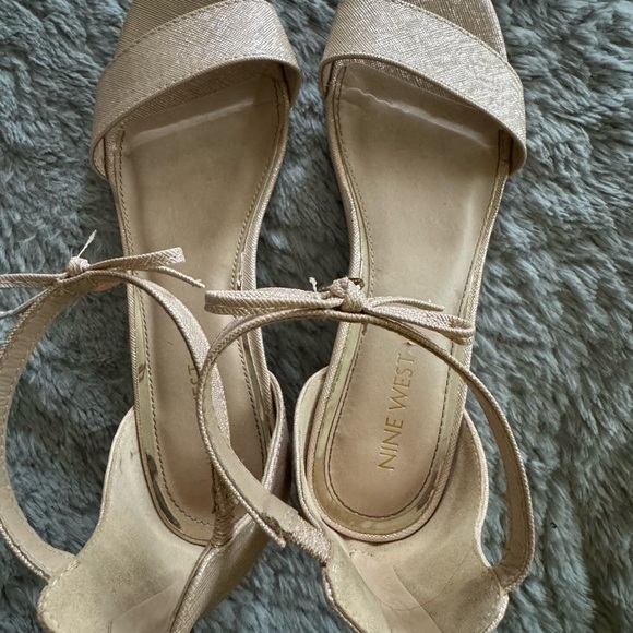 Girls Nine West champagne dress shoes size 4, excellent condition. Worn once. - Picture 8 of 13